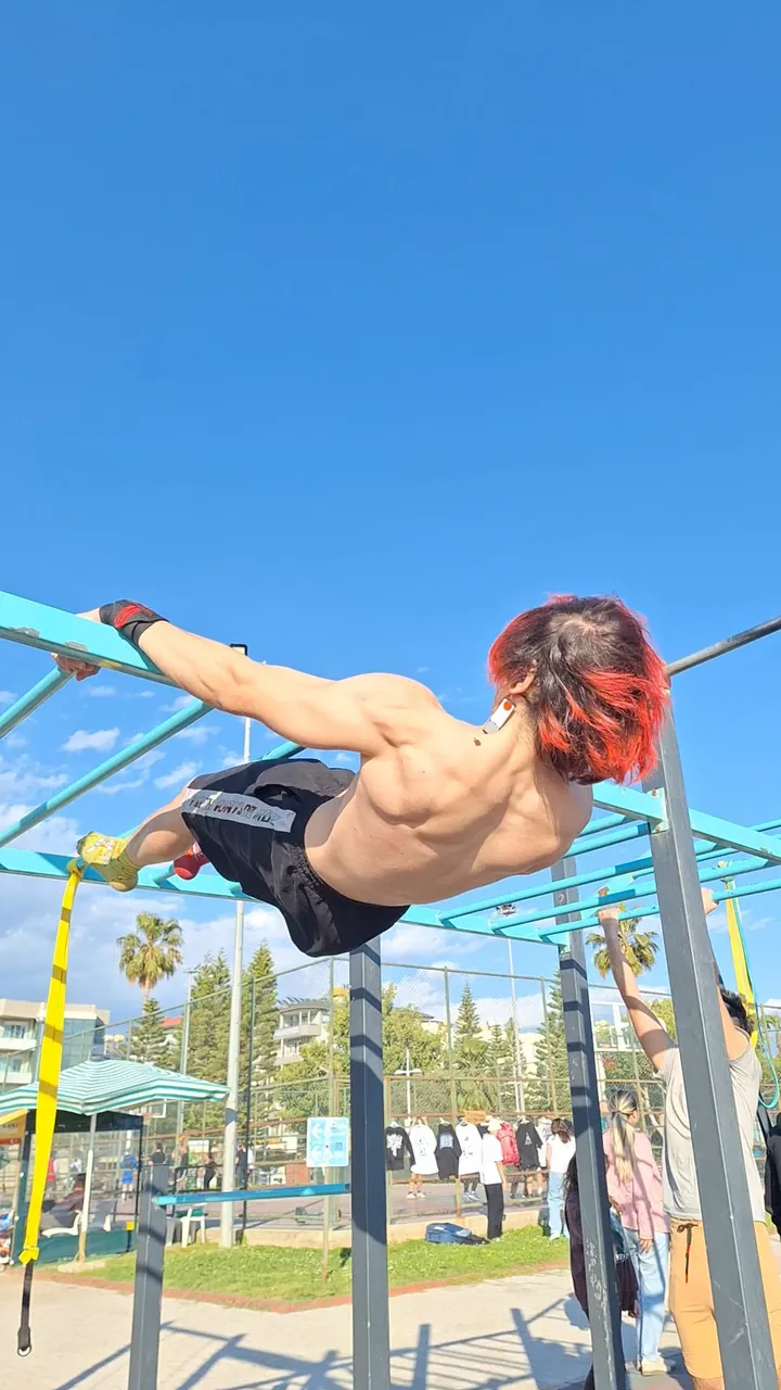 Parkta, gökyüzüne karşı front lever