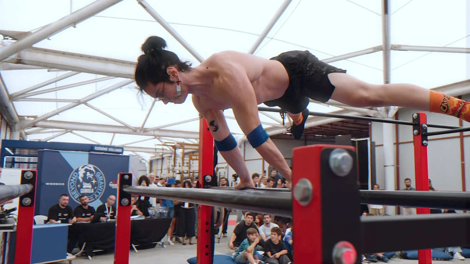 Yarışma sahnesinde straddle planche