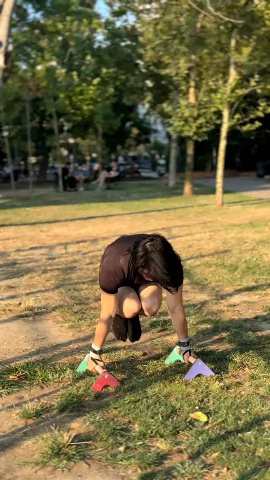 Parkta paralel tutacaklarla press to handstand